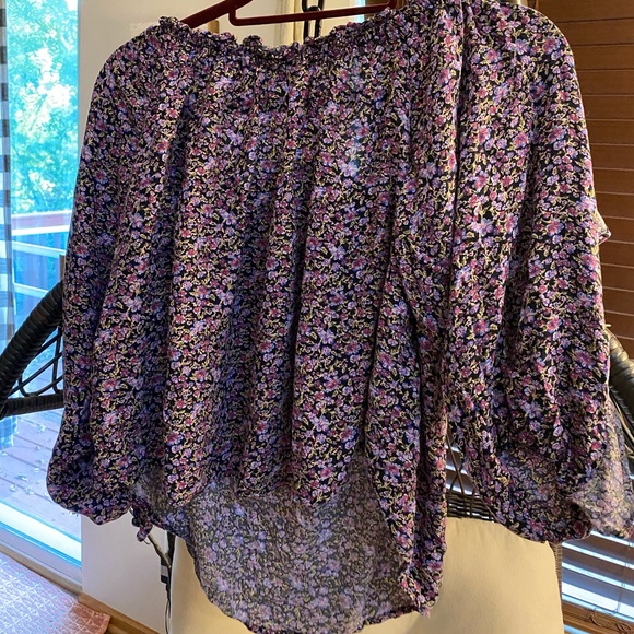 American Eagle top with ruffled sleeves. Soooo soft. - Picture 2 of 3